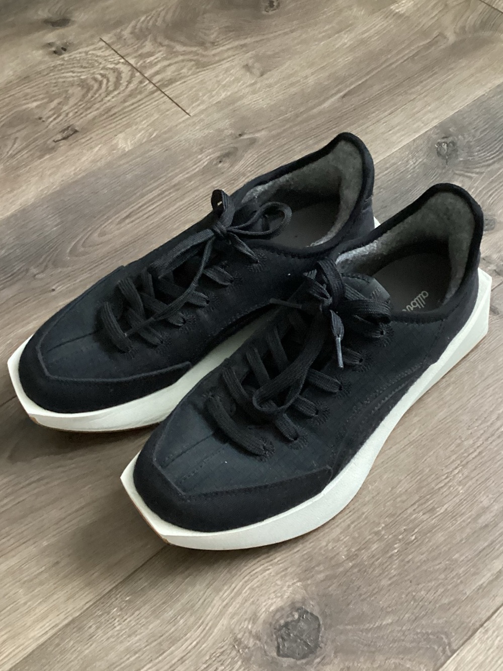 allbirds women’s Black Lace-Up Sneakers with White Sole. Size 9